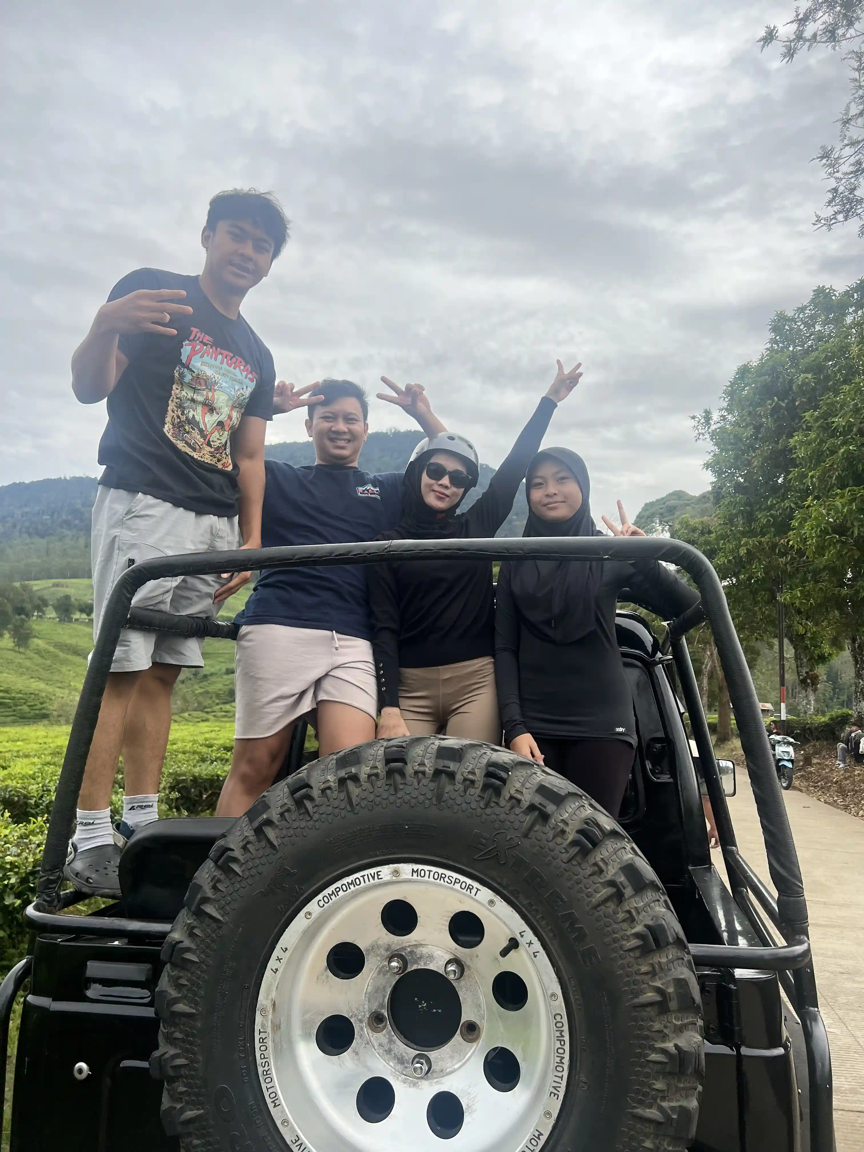 Taklukkan Medan Ekstrem: Sensasi Puas Offroad Jeep di Pangalengan Hanya 200 Ribuan per Orang!